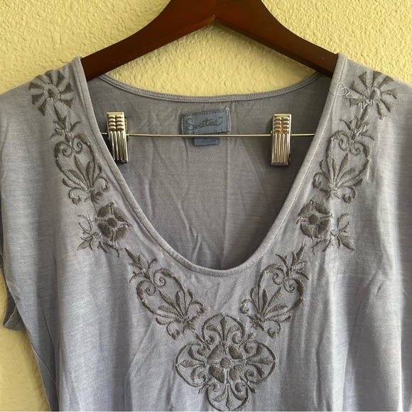 Embroidered Top - Picture 2 of 4
